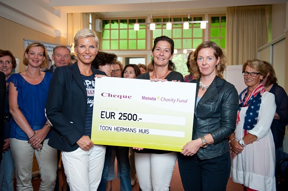 Anita Witzier overhandigt cheque aan Toon Hermans Huis Amersfoort