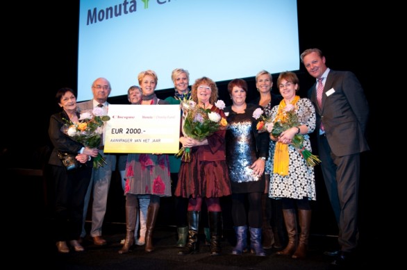 Monuta Charity Fund schenkt cheque aan Toon Hermans Huis