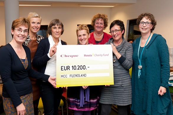 Anita Witzier overhandigt namens Monuta Charity Fund cheque aan Netwerk Palliatieve Zorg Noord- en Oost-Flevoland