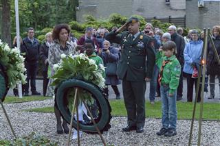 Kapitein Marco Kroon legt krans 14 mei  herdenking Crematorium Rotterdam