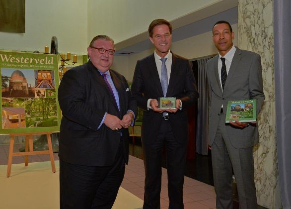 Eerste exemplaar jubileumboek en cd Westerveld voor premier Rutte en burgemeester Weerwind