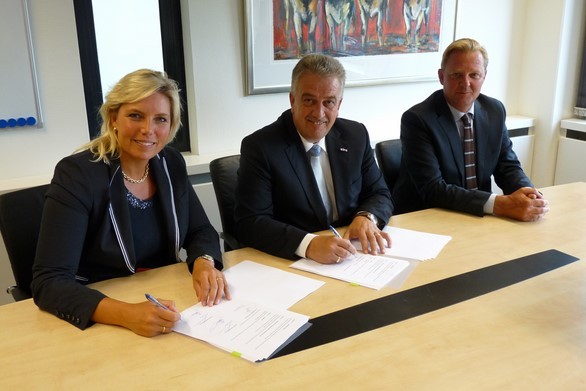Directievoorzitter Gert-Hein de Heer (r) en directeur Uitvaartzorg Roos Zwetsloot (l) van Monuta ondertekenen het samenwerkingscontract met Johan Nijkamp (m) van Nijkamp Uitvaartzorg.
