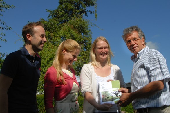 Directeur Ben van Ooijen krijgt het rapport uit handen van Sylvia Vergouwen, Fhreja Deckers en Frank Schoors.