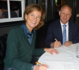 151028_Foto Sandra Schellekens en Ad de Jong ondertekening Partner van DELA