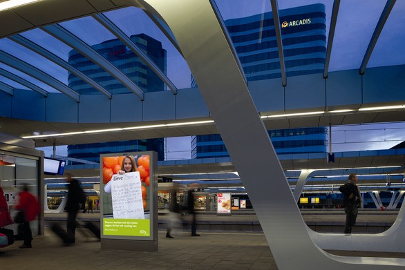 DELA kleurt NS-stations met mooie woorden