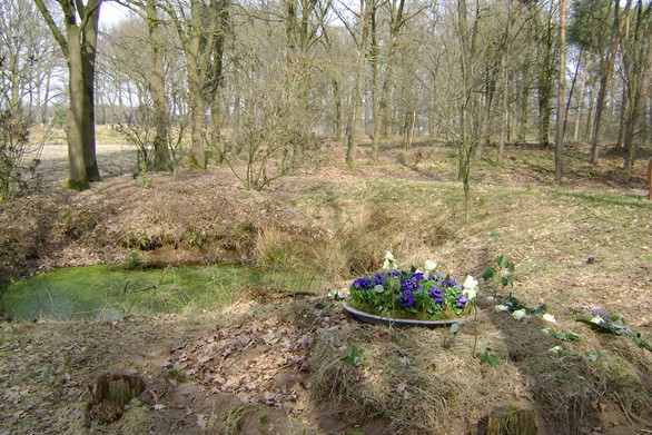 Centraal herdenkingsmonument op natuurbegraafplaats Weverslo