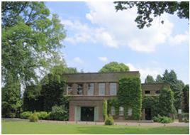 Onthulling sculptuur van Kamagurka bij crematorium Maaslanden