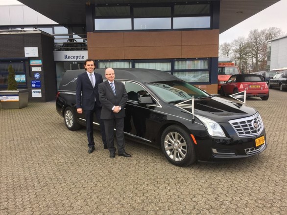 Huiskamp levert nieuwste Platinum rouwauto aan Van de Weerd uitvaartzorg in Ede