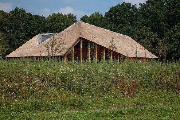 Ontvangstgebouw natuurbegraafplaats in Jaarboek Architectuur