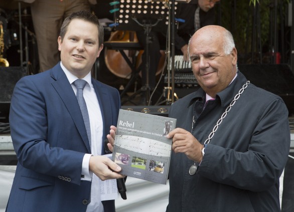 Uitreiking 1e jubileumboek Rebel’s Begrafenisonderneming