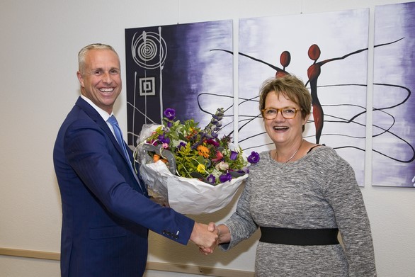 Foto: Monica van de Broek en Ronald Rutten, Manager Uitvaartzorg regio Venlo-Eindhoven bij Monuta, ondertekenen het samenwerkingscontract.