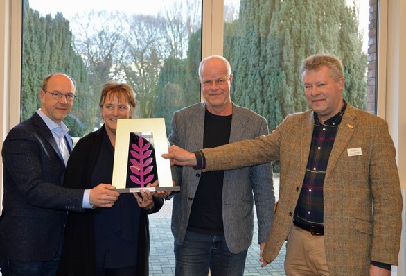 De voorzitter van de Vereniging De Terebinth overhandigt de cheque aan Jur Bekooij van de Stichting Oude Groninger Kerken. Foto Bert Pierik