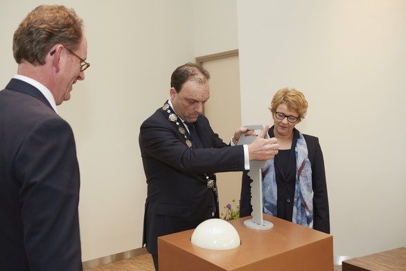 Crematorium De Lariks officieel geopend door Hardenbergse burgemeester Snijders