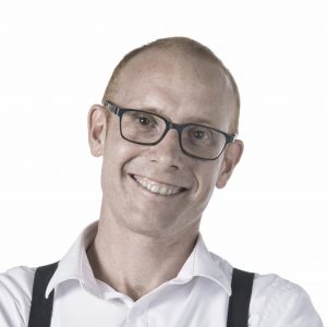 Uitvaartondernemer Koop Geersing start radioprogramma op zondagochtend