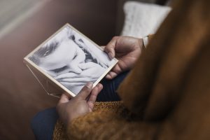 Sociale steun zorgt voor minder intense rouw