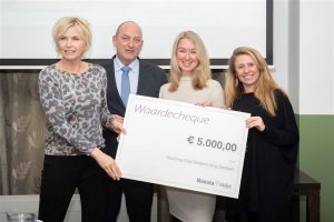 Anita Witzier reikt donatie uit aan Stichting OGJG in verpleeghuis ´Het Schouw´